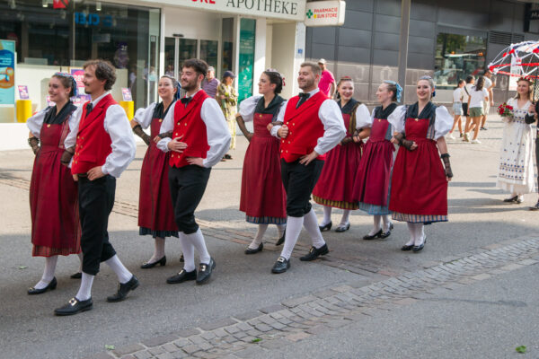 La farandole au 50ème Rencontres de folklore inernationales de Fribourg (RFI) en 2025