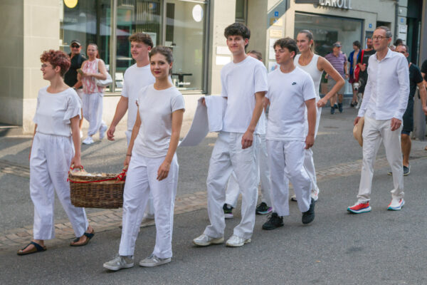 La farandole au 50ème Rencontres de folklore inernationales de Fribourg (RFI) en 2025