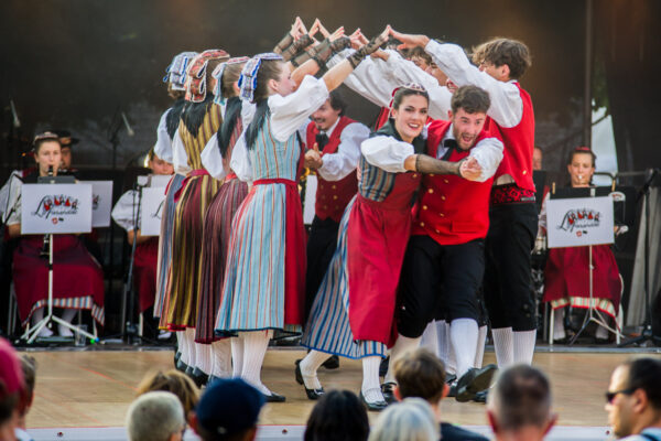 La farandole au 50ème Rencontres de folklore inernationales de Fribourg (RFI) en 2025