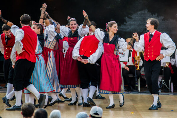 La farandole au 50ème Rencontres de folklore inernationales de Fribourg (RFI) en 2025
