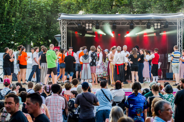 La farandole au 50ème Rencontres de folklore inernationales de Fribourg (RFI) en 2025